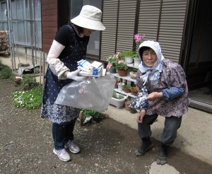 参加者の自宅を訪問しながら資源ゴミを集める